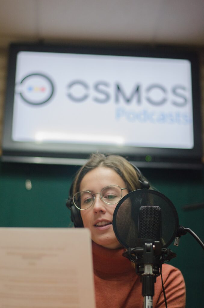 ángela trabajando en osmos podcast