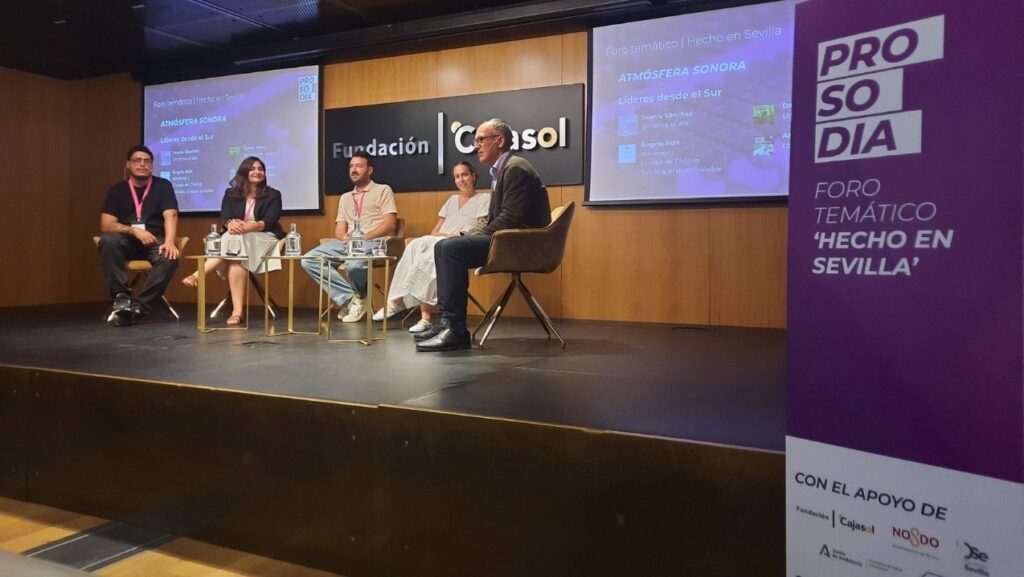 Ángela en una ponencia