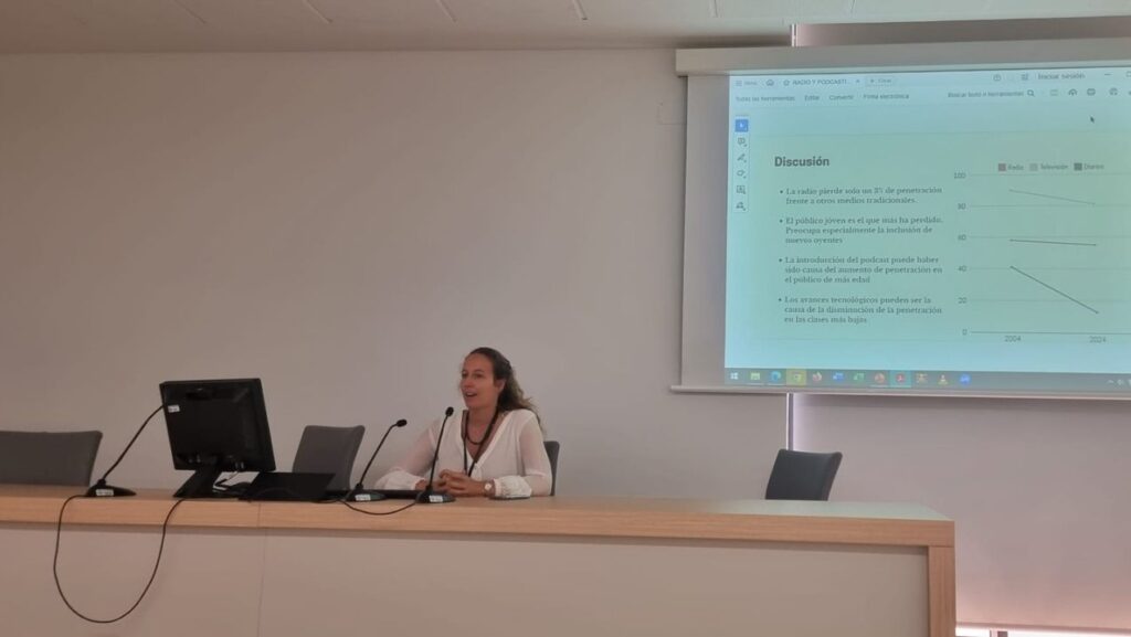 ángela en un congreso de narrativa sonora