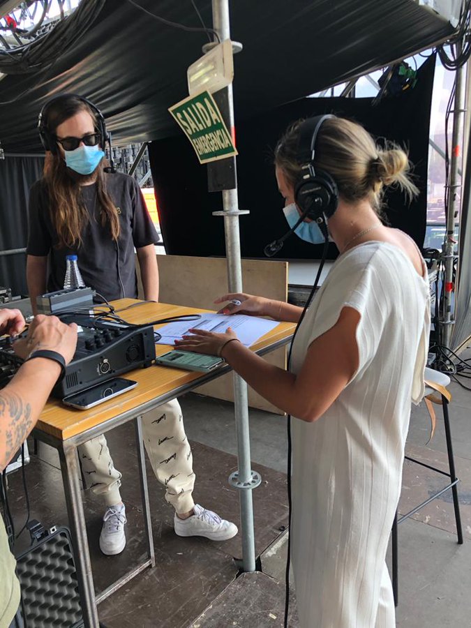 Ángela trabajando con el equipo de Audiovisual